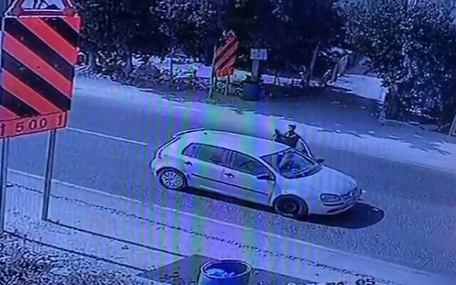 جندي إسرائيلي يطلق النار على منازل فلسطينية في بلدة حوارة بالضفة الغربية، 14 أكتوبر 2022 (Screenshot: used in accordance with Clause 27a of the Copyright Law)