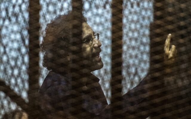 (ملف) الناشط والمدون المصري علاء عبد الفتاح داخل قفص المتهم خلال محاكمته بتهمة إهانة القضاء، في العاصمة المصرية القاهرة، 23 مايو 2015 (Khaled DESOUKI / AFP) (ملف) الناشط والمدون المصري علاء عبد الفتاح داخل قفص المتهم خلال محاكمته بتهمة إهانة القضاء، في العاصمة المصرية القاهرة، 23 مايو 2015 (Khaled DESOUKI / AFP)