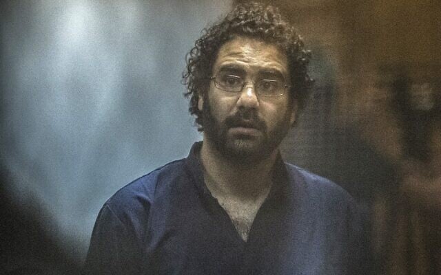 الناشط والمدون المصري علاء عبد الفتاح داخل قفص المتهم خلال محاكمته بتهمة إهانة القضاء، في العاصمة المصرية القاهرة، 23 مايو 2015 (Khaled DESOUKI / AFP)