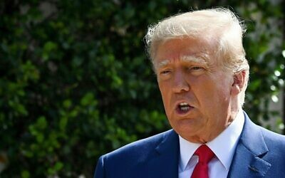 في هذه الصورة التي التقطت في 8 نوفمبر 2022 الرئيس الأمريكي السابق دونالد ترامب يتحدث إلى وسائل الإعلام أثناء مغادرته مركز اقتراع بعد التصويت في الانتخابات النصفية الأمريكية في مركز مورتون وباربرا ماندل الترفيهي في بالم بيتش، فلوريد.  ( Eva Marie UZCATEGUI / AFP)