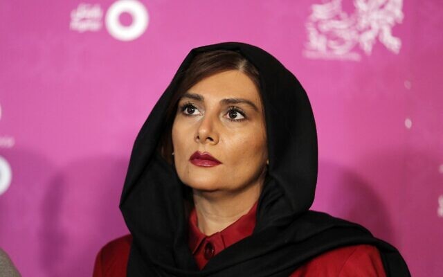 (ملف) الممثلة الإيرانية هنغامه غازياني عند وصولها لعرضها خلال الدورة الرابعة والثلاثين لمهرجان فجر السينمائي في برج ميلاد في طهران، 3 فبراير 2016 (ATTA KENARE / AFP)