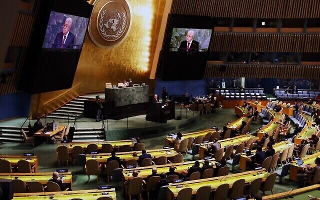 رئيس السلطة الفلسطينية محمود عباس يلقي كلمة أمام الدورة السابعة والسبعين للجمعية العامة للأمم المتحدة في مقر الأمم المتحدة في نيويورك، 23 سبتمبر، 2022. (Spencer Platt/Getty Images/AFP) رئيس السلطة الفلسطينية محمود عباس يلقي كلمة أمام الدورة السابعة والسبعين للجمعية العامة للأمم المتحدة في مقر الأمم المتحدة في نيويورك، 23 سبتمبر، 2022. (Spencer Platt/Getty Images/AFP)