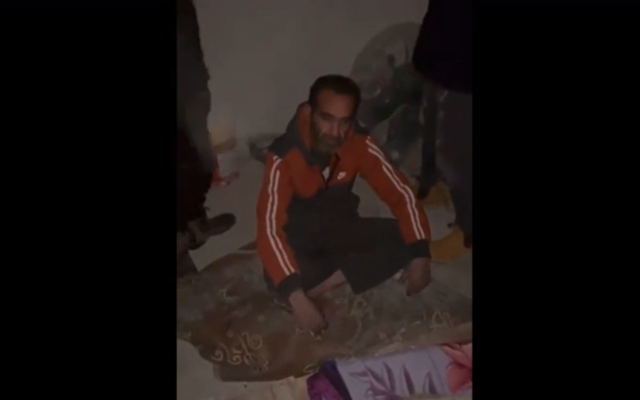 رجل فلسطيني بعد أن اختطفه رجال ملثمون لفترة وجيزة في مدينة يركا الدرزية الشمالية، 24 نوفمبر 2022 (Channel 12 video screenshot: used in accordance with Clause 27a of the Copyright Law) رجل فلسطيني بعد أن اختطفه رجال ملثمون لفترة وجيزة في مدينة يركا الدرزية الشمالية، 24 نوفمبر 2022 (Channel 12 video screenshot: used in accordance with Clause 27a of the Copyright Law)