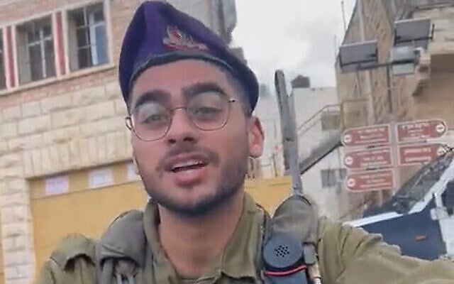 جندي من لواء "جفعاتي" يواجه ناشطا في مدينة الخليل بالضفة الغربية، 25 نوفمبر 2022 (Screenshot: Breaking the Silence) جندي من لواء "جفعاتي" يواجه ناشطا في مدينة الخليل بالضفة الغربية، 25 نوفمبر 2022 (Screenshot: Breaking the Silence)