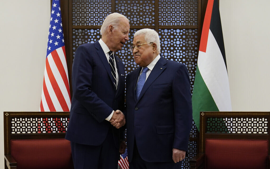 رئيس السلطة الفلسطينية محمود عباس والرئيس الأمريكي جو بايدن يتصافحان في بلدة بيت لحم بالضفة الغربية، 15 يوليو 2022 (AP Photo / Evan Vucci) رئيس السلطة الفلسطينية محمود عباس والرئيس الأمريكي جو بايدن يتصافحان في بلدة بيت لحم بالضفة الغربية، 15 يوليو 2022 (AP Photo / Evan Vucci)