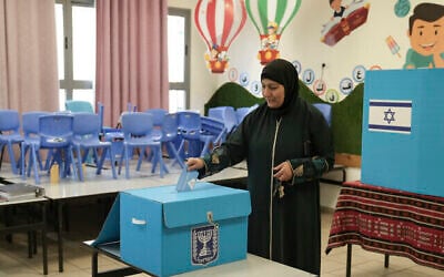 سيدة تدلي بصوتها في مدينة الطيبة، 1 نوفمبر، 2022.  (AP Photo/Mahmoud Illean)