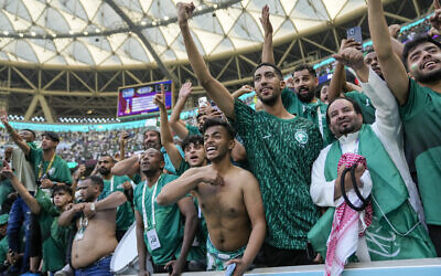 مشجعو المملكة العربية السعودية يحتفلون بفوزهم بعد مباراة كأس العالم لكرة القدم بين الأرجنتين والسعودية في استاد لوسيل في لوسيل، قطر، 22 نوفمبر 2022 (AP Photo / Jorge Saenz)