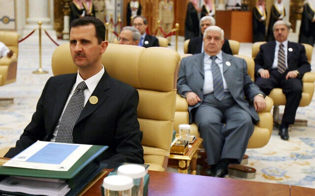 الرئيس السوري بشار الأسد ووزير خارجيته وليد المعلم (وسط)، يحضران الجلسة الافتتاحية للقمة السنوية للجامعة العربية في مركز الملك عبد العزيز في الرياض، المملكة العربية السعودية، 28 مارس 2007 (AP Photo/Nasser Nasser)