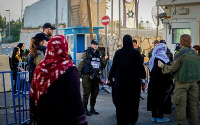 توضيحية: نساء فلسطينيات عند حاجز في مدينة بيت لحم بالضفة الغربية، 10 يونيو 2016 (Wisam hashlamoun / FLASH90 / File)