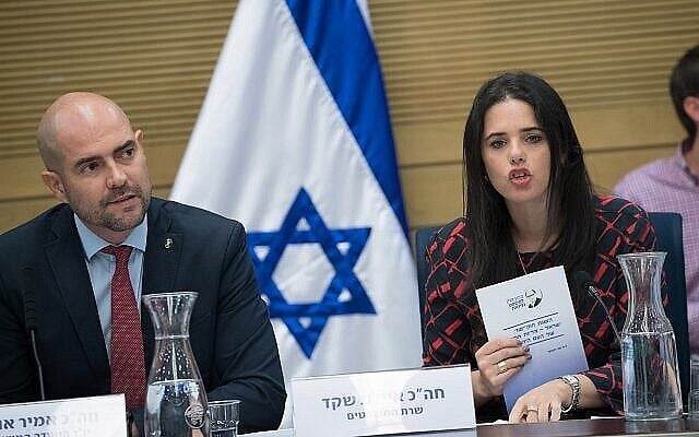 وزيرة العدل آنذاك أييليت شاكيد (من اليمين) وعضو الليكود أمير أوحانا يحضران اجتماع لجنة في الكنيست، 26 يوليو، 2017. (Yonatan Sindel / Flash90) وزيرة العدل آنذاك أييليت شاكيد (من اليمين) وعضو الليكود أمير أوحانا يحضران اجتماع لجنة في الكنيست، 26 يوليو، 2017. (Yonatan Sindel / Flash90)