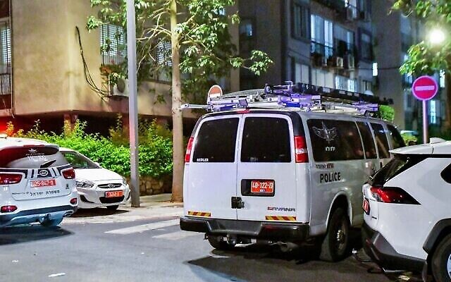 توضيحية: الشرطة في مكان جريمة قتل مشتبه بها لامرأة تبلغ من العمر 84 عاما في حولون، 20 سبتمبر، 2022. (Avshalom Sassoni / Flash90) توضيحية: الشرطة في مكان جريمة قتل مشتبه بها لامرأة تبلغ من العمر 84 عاما في حولون، 20 سبتمبر، 2022. (Avshalom Sassoni / Flash90)