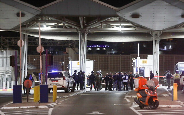 قوات الأمن الإسرائيلية في موقع هجوم إطلاق نار على حاجز خارج مخيم شعفاط للاجئين في القدس، 8 أكتوبر 2022 (Flash90)