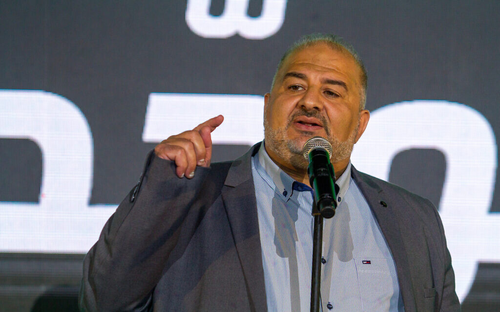 زعيم حزب القائمة العربية الموحدة منصور عباس في مقر حملته الانتخابية في بلدة طمرة العربية الإسرائيلية، مع إعلان نتائج الانتخابات الإسرائيلية، 1 نوفمبر 2022 (Flash90)