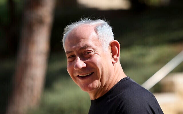 رئيس حزب الليكود بنيامين نتنياهو، 2 نوفمبر 2022 ، في صباح اليوم التالي لانتخابات الكنيست. (Yonatan Sindel / Flash90)