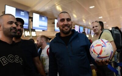 أشخاص يسجلون وصولهم في مطار بن غوريون الدولي في تل أبيب، لأول رحلة تجارية مباشرة من إسرائيل إلى الدوحة لحضور بطولة كأس العالم 2022، 20 نوفمبر 2022 (Tomer Neuberg / Flash90)