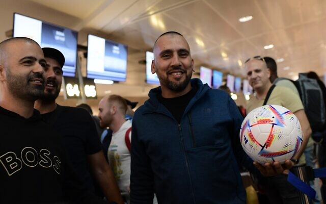 أشخاص يسجلون وصولهم في مطار بن غوريون الدولي في تل أبيب، لأول رحلة تجارية مباشرة من إسرائيل إلى الدوحة لحضور بطولة كأس العالم 2022، 20 نوفمبر 2022 (Tomer Neuberg / Flash90)