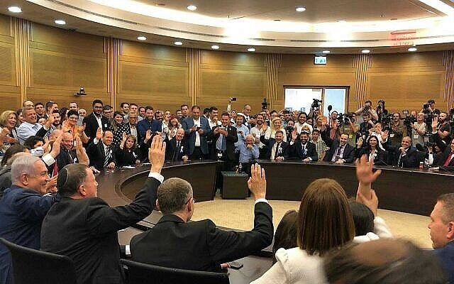 أعضاء كنيست من الليكود يصوتون على دعم رئيس الكنيست الحالي آنذاك يولي إدلشتين لولاية أخرى في هذا المنصب، خلال جلسة للحزب في الكنيست، 30 أبريل، 2019. (Raoul Wootliff / Times of Israel) أعضاء كنيست من الليكود يصوتون على دعم رئيس الكنيست الحالي آنذاك يولي إدلشتين لولاية أخرى في هذا المنصب، خلال جلسة للحزب في الكنيست، 30 أبريل، 2019. (Raoul Wootliff / Times of Israel)