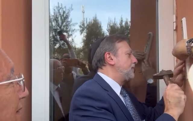 الحاخام الأكبر للمجلس اليهودي في الإمارات إيلي عبادي يعلق الـ"ميزوزة" في كنيس "بيت إيل" في جامعة محمد السادس متعددة التخصصات التقنية في مراكش، المغرب (Screenshot/ YouTube; used in accordance with Clause 27a of the Copyright Law)