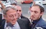 عضو الكنيست عن "الصهيونية الدينية" إيتمار بن غفير (يسار) والمستشار حنامئيل دورفمان (Screen capture/Channel 13; used in accordance with Clause 27a of the Copyright Law)