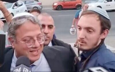 عضو الكنيست عن "الصهيونية الدينية" إيتمار بن غفير (يسار) والمستشار حنامئيل دورفمان (Screen capture/Channel 13; used in accordance with Clause 27a of the Copyright Law)