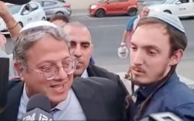 عضو الكنيست عن "الصهيونية الدينية" إيتمار بن غفير (يسار) والمستشار حنامئيل دورفمان (Screen capture/Channel 13; used in accordance with Clause 27a of the Copyright Law)