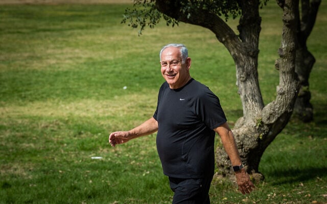 زعيم الليكود بنيامين نتنياهو خلال نزهة صباحية في الصباح التالي للانتخابات، 2 نوفمبر 2022 (Yonatan Sindel / Flash90)