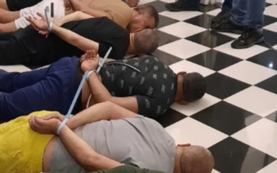 الشرطة تعتقل هاربا إسرائيليا مطلوبا، بزعم ارتباطه بعصابة أبرجيل الإجرامية سيئة السمعة، إلى جانب سبعة آخرين في منزل في بريانستون، جنوب إفريقيا، 17 نوفمبر ، 2022.  (South African Police Service)