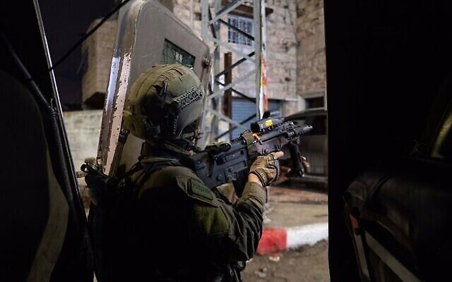 القوات الإسرائيلية تعمل في مدينة نابلس بالضفة الغربية، 9 نوفمبر، 2022. (Israel Defense Forces) القوات الإسرائيلية تعمل في مدينة نابلس بالضفة الغربية، 9 نوفمبر، 2022. (Israel Defense Forces)