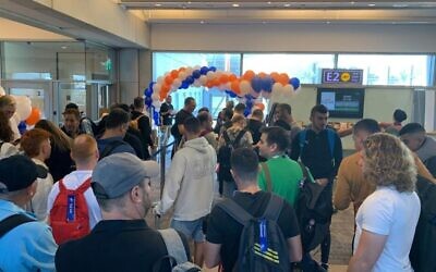 مسافرون يستعدون لركوب طائرة TUS Airways رقم U8 1162، وهي أول رحلة مباشرة من تل أبيب إلى الدوحة، تم ترتيبها لمشجعي كرة القدم المتجهين لحضور بطولة كأس العالم 2022، في مطار بن غوريون الدولي الإسرائيلي، 20 نوفمبر 2022 (Courtesy)