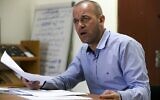 المحامي الفرنسي-الفلسطيني والباحث الميداني في مؤسسة "الضمير" صلاح الحموري في مكاتب المنظمة غير الحكومية في مدينة رام الله بالضفة الغربية، 1 أكتوبر، 2020. (ABBAS MOMANI / AFP)