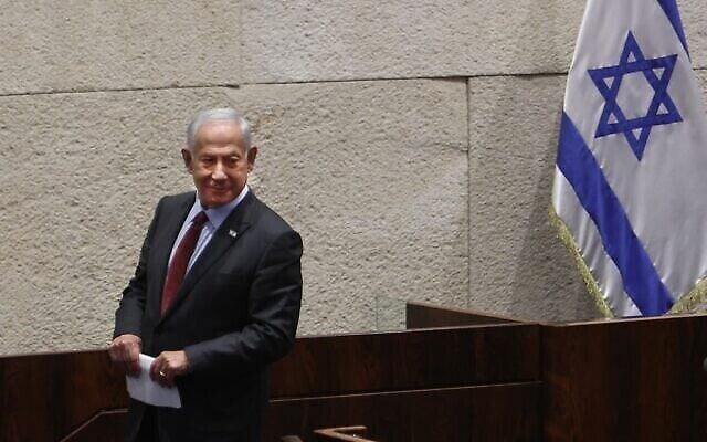 رئيس الوزراء الإسرائيلي المكلف بنيامين نتنياهو يلقي نظرة بعد خطاب ألقاه في الكنيست خلال جلسة لانتخاب رئيس الكنيست الجديد، في القدس، 13 ديسمبر، 2022. (Gil COHEN-MAGEN / AFP) رئيس الوزراء الإسرائيلي المكلف بنيامين نتنياهو يلقي نظرة بعد خطاب ألقاه في الكنيست خلال جلسة لانتخاب رئيس الكنيست الجديد، في القدس، 13 ديسمبر، 2022. (Gil COHEN-MAGEN / AFP)