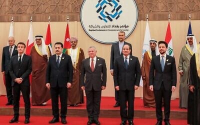 (الصف الأمامي من اليسار) الرئيس الفرنسي إيمانويل ماكرون، رئيس الوزراء العراقي محمد شياع السوداني، العاهل الأردني الملك عبد الله الثاني، الرئيس المصري عبد الفتاح السيسي، ولي العهد الأردني الأمير حسين؛ مع وزير الخارجية الإيراني حسين أمير عبد اللهيان (الصف الخلفي، الرابع من اليسار) وشخصيات أخرى يقفون معًا لالتقاط صورة جماعية في بداية "مؤتمر بغداد للتعاون والشراكة" في السويمة على شاطئ البحر الميت في وسط غرب الأردن، 20 ديسمبر 2022 (Khalil MAZRAAWI / AFP)