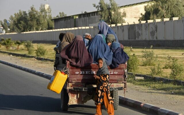 توضيحية: نساء أفغانيات يرتدين البرقع يسافرن في مركبة في قندهار، 25 ديسمبر 2022 (Naveed Tanveer / AFP) توضيحية: نساء أفغانيات يرتدين البرقع يسافرن في مركبة في قندهار، 25 ديسمبر 2022 (Naveed Tanveer / AFP)