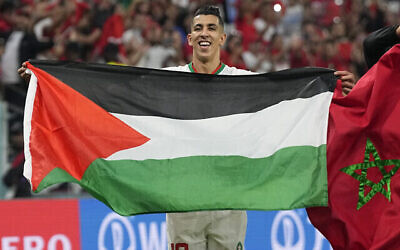 المغربي جواد الياميق يحتفل بالعلم الفلسطيني بعد مباراة المجموعة السادسة في كأس العالم لكرة القدم بين كندا والمغرب في ملعب الثمامة بالدوحة، قطر، 1 ديسمبر، 2022. (AP Photo / Pavel Golovkin)