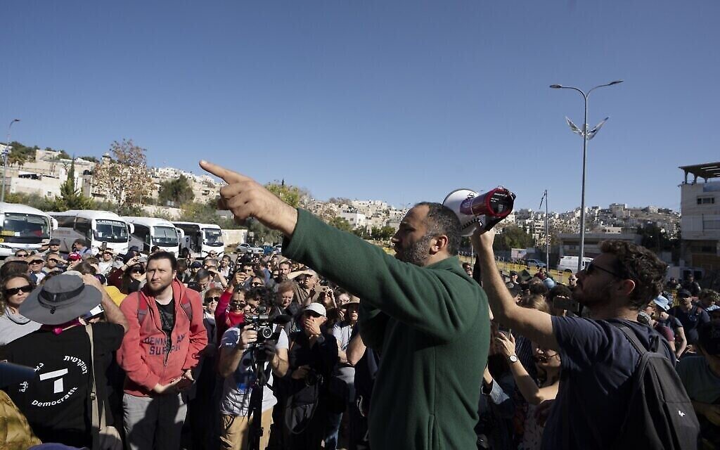 الناشط الفلسطيني عيسى عمرو يتحدث إلى نشطاء إسرائيليين في مدينة الخليل بالضفة الغربية، الجمعة، 3 ديسمبر، 2022. (AP Photo / Maya Alleruzzo) الناشط الفلسطيني عيسى عمرو يتحدث إلى نشطاء إسرائيليين في مدينة الخليل بالضفة الغربية، الجمعة، 3 ديسمبر، 2022. (AP Photo / Maya Alleruzzo)