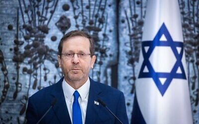 رئيس الدولة يتسحاق هرتسوغ  يفوض رئيس حزب "الليكود" بنيامين نتنياهو  بتشكيل الحكومة المقبلة، في مقر رؤساء إسرائيل في القدس، 13 نوفمبر، 2022. (Olivier Fitoussi / Flash90)