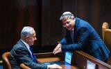 زعيم الليكود، عضو الكنيست بنيامين نتنياهو، مع رئيس حزب "عوتسما يهوديت" إيتمار بن غفير في قاعة الكنيست، 28 ديسمبر 2022 (courtesy، Olivier Fitoussi / Flash90)