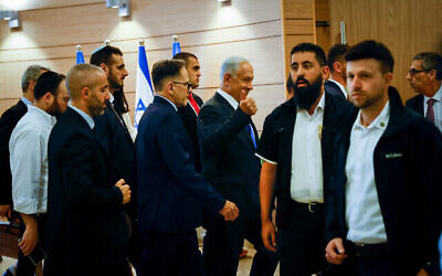 رئيس الوزراء القادم بنيامين نتنياهو في الكنيست، 28 ديسمبر، 2022. (Olivier Fitoussi / Flash90)