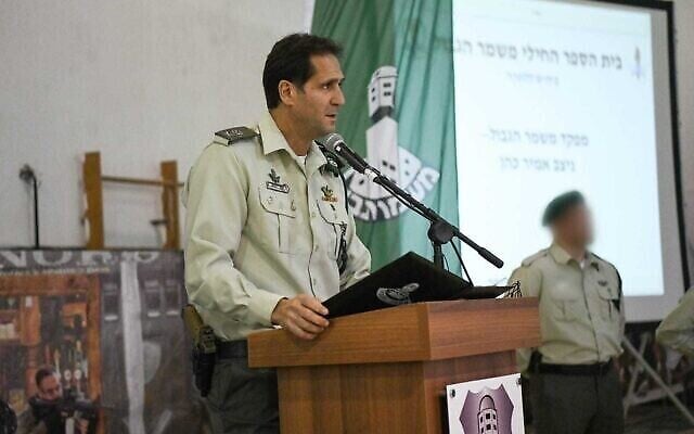 قائد شرطة حرس الحدود أمير كوهين يلقي كلمة أمام القوات خلال مراسم في 14 ديسمبر، 2022. (Israel Police) قائد شرطة حرس الحدود أمير كوهين يلقي كلمة أمام القوات خلال مراسم في 14 ديسمبر، 2022. (Israel Police)