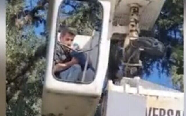 لقطة شاشة من فيديو يظهر رئيس بلدية "كريات شمونة" آفي شتيرن وهو ينقذ ببغاءه "آرثر" مستخدما رافعة تابعة للبلدية، 17 ديسمبر 2022 (Walla. Used in accordance with Clause 27a of the Copyright Law) لقطة شاشة من فيديو يظهر رئيس بلدية "كريات شمونة" آفي شتيرن وهو ينقذ ببغاءه "آرثر" مستخدما رافعة تابعة للبلدية، 17 ديسمبر 2022 (Walla. Used in accordance with Clause 27a of the Copyright Law)