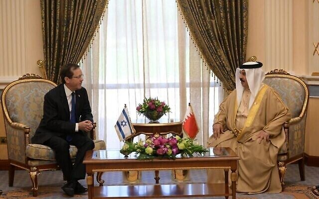 الرئيس الإسرائيلي يتسحاق هرتسوغ (إلى اليسار) يلتقي بجلالة الملك حمد بن عيسى آل خليفة ملك البحرين (إلى اليمين) في قصر القضيبية في المنامة، 4 ديسمبر، 2022. (Amos Ben-Gershom / GPO) الرئيس الإسرائيلي يتسحاق هرتسوغ (إلى اليسار) يلتقي بجلالة الملك حمد بن عيسى آل خليفة ملك البحرين (إلى اليمين) في قصر القضيبية في المنامة، 4 ديسمبر، 2022. (Amos Ben-Gershom / GPO)