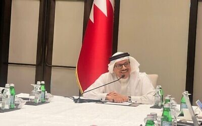وزير الخارجية البحريني، عبد اللطيف راشد الزياني، يتحدث إلى الصحفيين في المنامة، 4 ديسمبر، 2022. (Lazar Berman / Times of Israel)