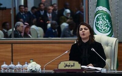 وزيرة الخارجية الليبية نجلاء المنقوش تتحدث في الجلسة الافتتاحية لاجتماع وزراء الخارجية العرب في العاصمة طرابلس، 22 يناير 2023 (Mahmud Turkia / AFP)