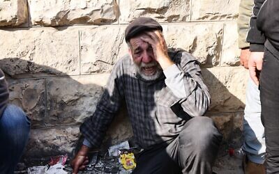 رجل فلسطيني مسن ينعي وفاة أحد تسعة الفلسطينيين الذين قُتلوا خلال مداهمة إسرائيلية لمخيم جنين للاجئين في الضفة الغربية، 26 يناير 2023 (JAAFAR ASHTIYEH / AFP)