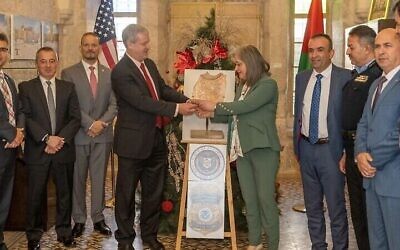 جورج نول، رئيس مكتب الشؤون الفلسطينية الأمريكي، يعيد "ملعقة خزفية" منهوبة إلى وزيرة السياحة والآثار للسلطة الفلسطينية رولا معاية، في مدينة بيت لحم بالضفة الغربية، 5 يناير 2022 (US Office of Palestinian Affairs)