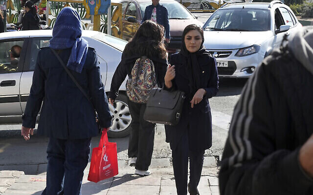 شابة إيرانية تعبر الشارع دون ارتداء الحجاب الإلزامي في طهران، 14 نوفمبر، 2022. (AP Photo / Vahid Salemi) شابة إيرانية تعبر الشارع دون ارتداء الحجاب الإلزامي في طهران، 14 نوفمبر، 2022. (AP Photo / Vahid Salemi)