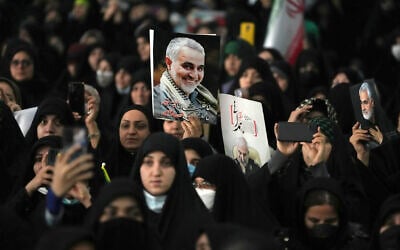 مشيعون يحضرون مراسم إحياء ذكرى مقتل الجنرال الراحل في الحرس الثوري الإيراني قاسم سليماني، الذي قُتل في العراق في هجوم بطائرة مسيرة أمريكية عام 2020، في مسجد الإمام الخميني الكبير في طهران، إيران، 3 يناير 2023 (Vahid Salemi/AP)