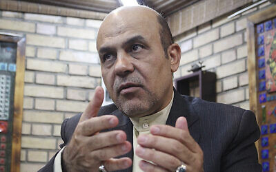 صورة نشرتها وكالة KhabarOnline الإخبارية في 18 سبتمبر 2019، تظهر رضا أكبري في مقابلة (KhabarOnline News Agency via AP, File)