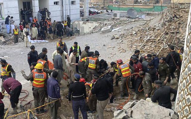 مسؤولو الأمن وعمال الإنقاذ ينتشلون الجثث في موقع التفجير الانتحاري في بيشاور، باكستان، 30 يناير 2023 (AP / Zubair Khan) مسؤولو الأمن وعمال الإنقاذ ينتشلون الجثث في موقع التفجير الانتحاري في بيشاور، باكستان، 30 يناير 2023 (AP / Zubair Khan)