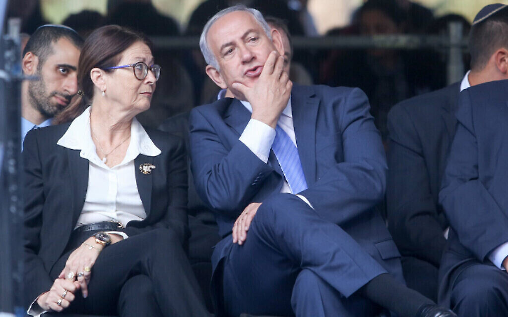 رئيس الوزراء بنيامين نتنياهو (يمين) مع رئيسة المحكمة العليا القاضية إستر حايوت في حفل تأبين بمناسبة مرور 22 عاما على اغتيال يتسحاق رابين في مقبرة جبل هرتسل في القدس ، 1 نوفمبر 2017 (Marc Israel Sellem / POOL) رئيس الوزراء بنيامين نتنياهو (يمين) مع رئيسة المحكمة العليا القاضية إستر حايوت في حفل تأبين بمناسبة مرور 22 عاما على اغتيال يتسحاق رابين في مقبرة جبل هرتسل في القدس ، 1 نوفمبر 2017 (Marc Israel Sellem / POOL)